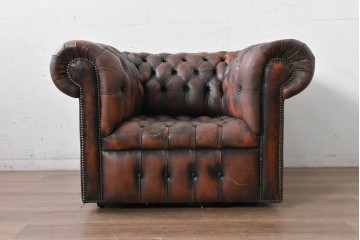 【簡易リペア限定品】　イギリスヴィンテージ　本革　チェスターフィールド　深みのある色艶とボタン留めが上品な1人掛けソファ　(R-089865)