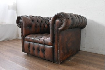 【簡易リペア限定品】　イギリスヴィンテージ　本革　チェスターフィールド　深みのある色艶とボタン留めが上品な1人掛けソファ　(R-089865)