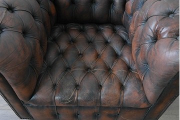 【簡易リペア限定品】　イギリスヴィンテージ　本革　チェスターフィールド　深みのある色艶とボタン留めが上品な1人掛けソファ　(R-089865)