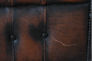 【簡易リペア限定品】　イギリスヴィンテージ　本革　チェスターフィールド　深みのある色艶とボタン留めが上品な1人掛けソファ　(R-089865)