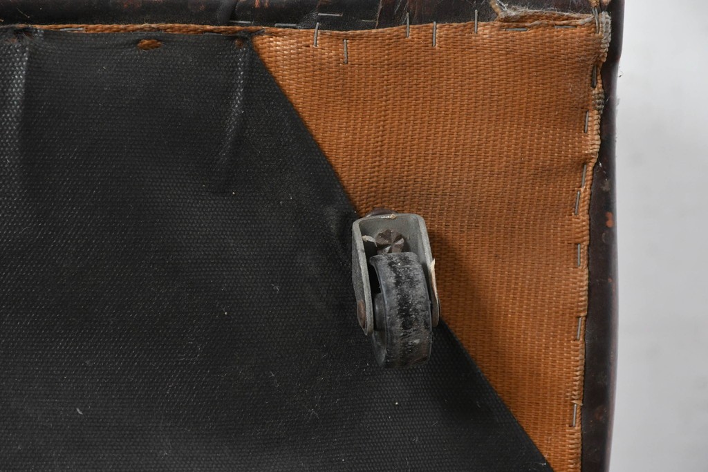 【簡易リペア限定品】　イギリスヴィンテージ　本革　チェスターフィールド　深みのある色艶とボタン留めが上品な1人掛けソファ　(R-089865)