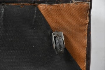 【簡易リペア限定品】　イギリスヴィンテージ　本革　チェスターフィールド　深みのある色艶とボタン留めが上品な1人掛けソファ　(R-089865)
