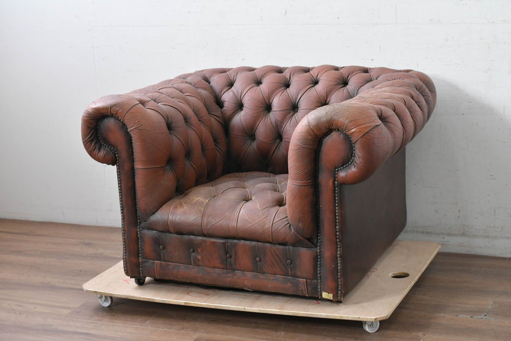 【簡易リペア限定品】　イギリスヴィンテージ　本革　チェスターフィールド　ボタン留めと鋲飾りが重厚さを引き立たせる1人掛けソファ　(R-089866)