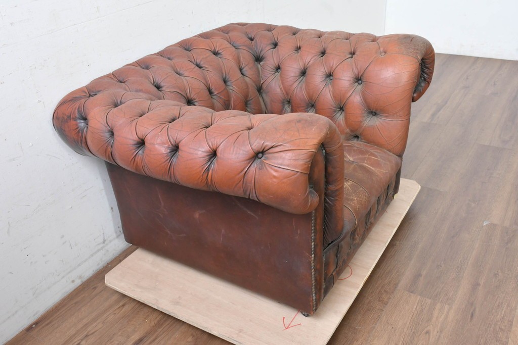 【簡易リペア限定品】　イギリスヴィンテージ　本革　チェスターフィールド　ボタン留めと鋲飾りが重厚さを引き立たせる1人掛けソファ　(R-089866)