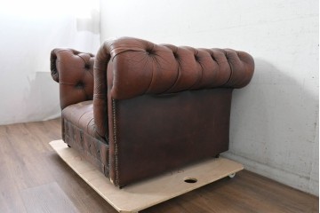 【簡易リペア限定品】　イギリスヴィンテージ　本革　チェスターフィールド　ボタン留めと鋲飾りが重厚さを引き立たせる1人掛けソファ　(R-089866)