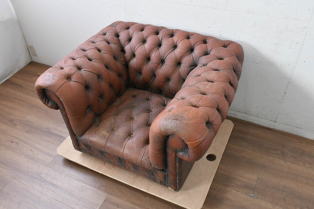 【簡易リペア限定品】　イギリスヴィンテージ　本革　チェスターフィールド　ボタン留めと鋲飾りが重厚さを引き立たせる1人掛けソファ　(R-089866)