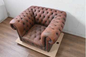 【簡易リペア限定品】　イギリスヴィンテージ　本革　チェスターフィールド　ボタン留めと鋲飾りが重厚さを引き立たせる1人掛けソファ　(R-089866)