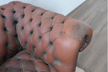 【簡易リペア限定品】　イギリスヴィンテージ　本革　チェスターフィールド　ボタン留めと鋲飾りが重厚さを引き立たせる1人掛けソファ　(R-089866)