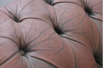 【簡易リペア限定品】　イギリスヴィンテージ　本革　チェスターフィールド　ボタン留めと鋲飾りが重厚さを引き立たせる1人掛けソファ　(R-089866)