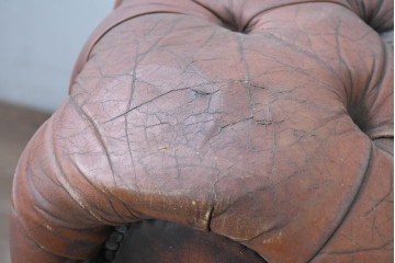 【簡易リペア限定品】　イギリスヴィンテージ　本革　チェスターフィールド　ボタン留めと鋲飾りが重厚さを引き立たせる1人掛けソファ　(R-089866)