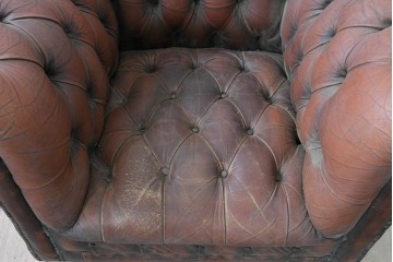 【簡易リペア限定品】　イギリスヴィンテージ　本革　チェスターフィールド　ボタン留めと鋲飾りが重厚さを引き立たせる1人掛けソファ　(R-089866)