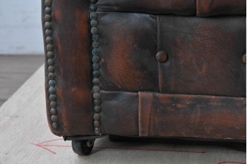 【簡易リペア限定品】　イギリスヴィンテージ　本革　チェスターフィールド　ボタン留めと鋲飾りが重厚さを引き立たせる1人掛けソファ　(R-089866)