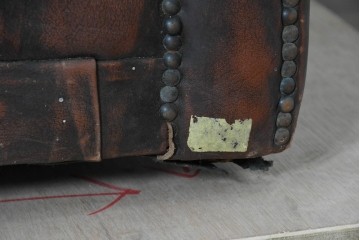 【簡易リペア限定品】　イギリスヴィンテージ　本革　チェスターフィールド　ボタン留めと鋲飾りが重厚さを引き立たせる1人掛けソファ　(R-089866)