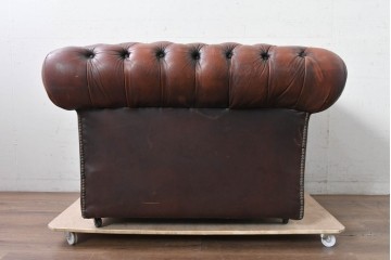 【簡易リペア限定品】　イギリスヴィンテージ　本革　チェスターフィールド　ボタン留めと鋲飾りが重厚さを引き立たせる1人掛けソファ　(R-089866)