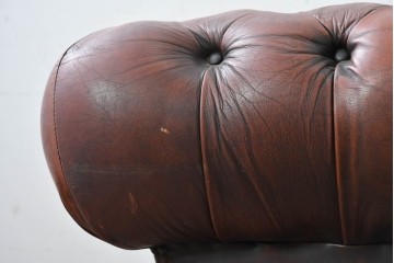 【簡易リペア限定品】　イギリスヴィンテージ　本革　チェスターフィールド　ボタン留めと鋲飾りが重厚さを引き立たせる1人掛けソファ　(R-089866)