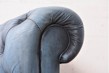 イギリスヴィンテージ　本革　チェスターフィールド　くすんだ青色が味わい深い1人掛けソファ　(R-089868)