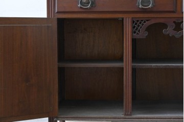 イギリスアンティーク　マホガニー材　透かし彫りの装飾が優美なパーラーキャビネット　(R-089869)