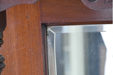 イギリスアンティーク　マホガニー材　透かし彫りの装飾が優美なパーラーキャビネット　(R-089869)