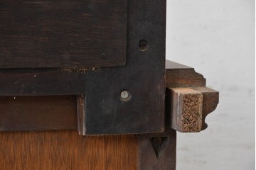 イギリスアンティーク　マホガニー材　透かし彫りの装飾が優美なパーラーキャビネット　(R-089869)