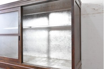 和製アンティーク　欅(ケヤキ)材　落ち着いた木味の重ねガラス戸棚　(R-089870)
