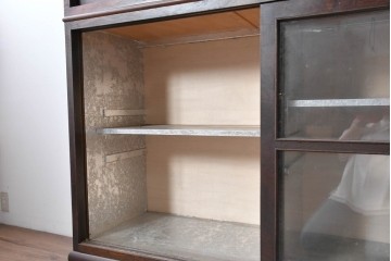 和製アンティーク　欅(ケヤキ)材　落ち着いた木味の重ねガラス戸棚　(R-089870)