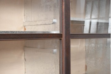 和製アンティーク　欅(ケヤキ)材　落ち着いた木味の重ねガラス戸棚　(R-089870)