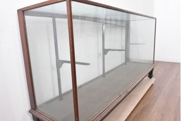 イギリスアンティーク　オーク材　脚のデザインがおしゃれなショーケース　(R-089873)