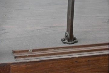 イギリスアンティーク　オーク材　脚のデザインがおしゃれなショーケース　(R-089873)
