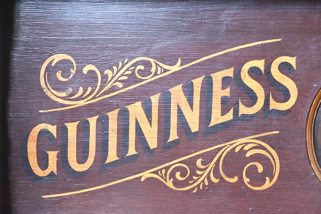 イギリスアンティーク　著名工房ペイント　GUINNESS(ギネス)　ペイント装飾が目を引く重厚なサイドボード　(R-089875)