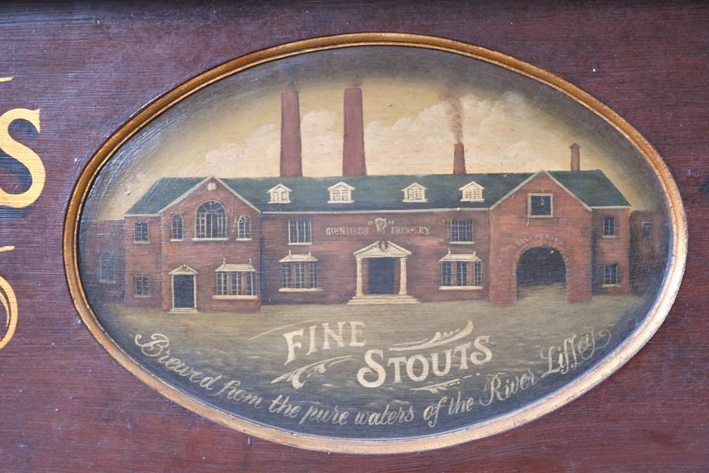 イギリスアンティーク　著名工房ペイント　GUINNESS(ギネス)　ペイント装飾が目を引く重厚なサイドボード　(R-089875)