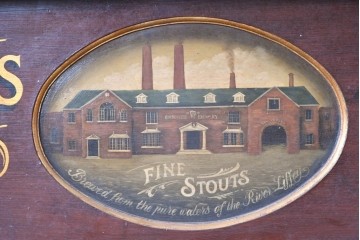イギリスアンティーク　著名工房ペイント　GUINNESS(ギネス)　ペイント装飾が目を引く重厚なサイドボード　(R-089875)