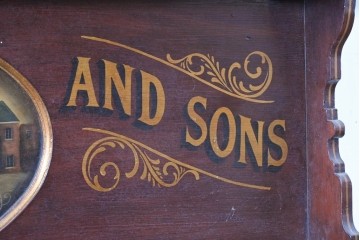 イギリスアンティーク　著名工房ペイント　GUINNESS(ギネス)　ペイント装飾が目を引く重厚なサイドボード　(R-089875)