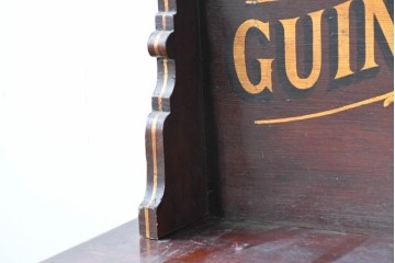 イギリスアンティーク　著名工房ペイント　GUINNESS(ギネス)　ペイント装飾が目を引く重厚なサイドボード　(R-089875)