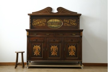 イギリスアンティーク　著名工房ペイント　GUINNESS(ギネス)　ペイント装飾が目を引く重厚なサイドボード　(R-089875)
