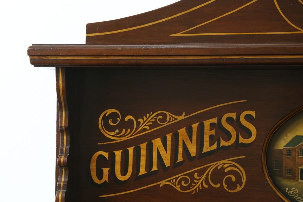 イギリスアンティーク　著名工房ペイント　GUINNESS(ギネス)　ペイント装飾が目を引く重厚なサイドボード　(R-089875)