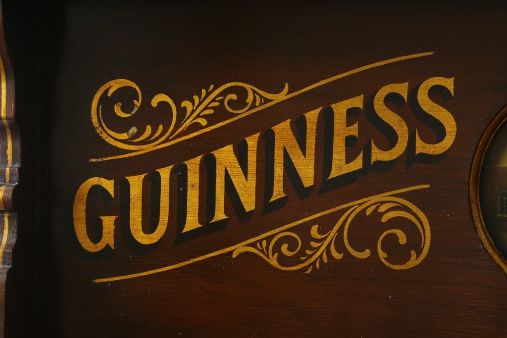 イギリスアンティーク　著名工房ペイント　GUINNESS(ギネス)　ペイント装飾が目を引く重厚なサイドボード　(R-089875)