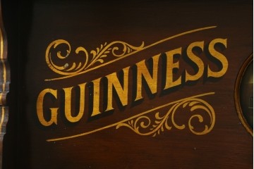 イギリスアンティーク　著名工房ペイント　GUINNESS(ギネス)　ペイント装飾が目を引く重厚なサイドボード　(R-089875)