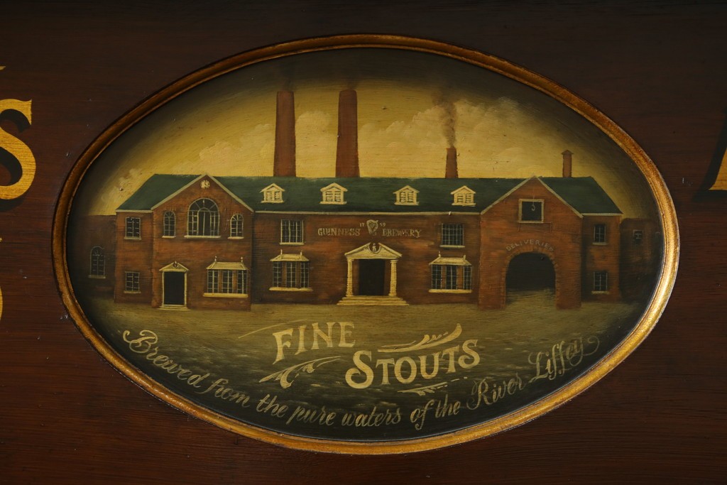 イギリスアンティーク　著名工房ペイント　GUINNESS(ギネス)　ペイント装飾が目を引く重厚なサイドボード　(R-089875)