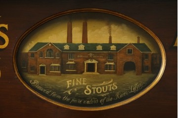 イギリスアンティーク　著名工房ペイント　GUINNESS(ギネス)　ペイント装飾が目を引く重厚なサイドボード　(R-089875)