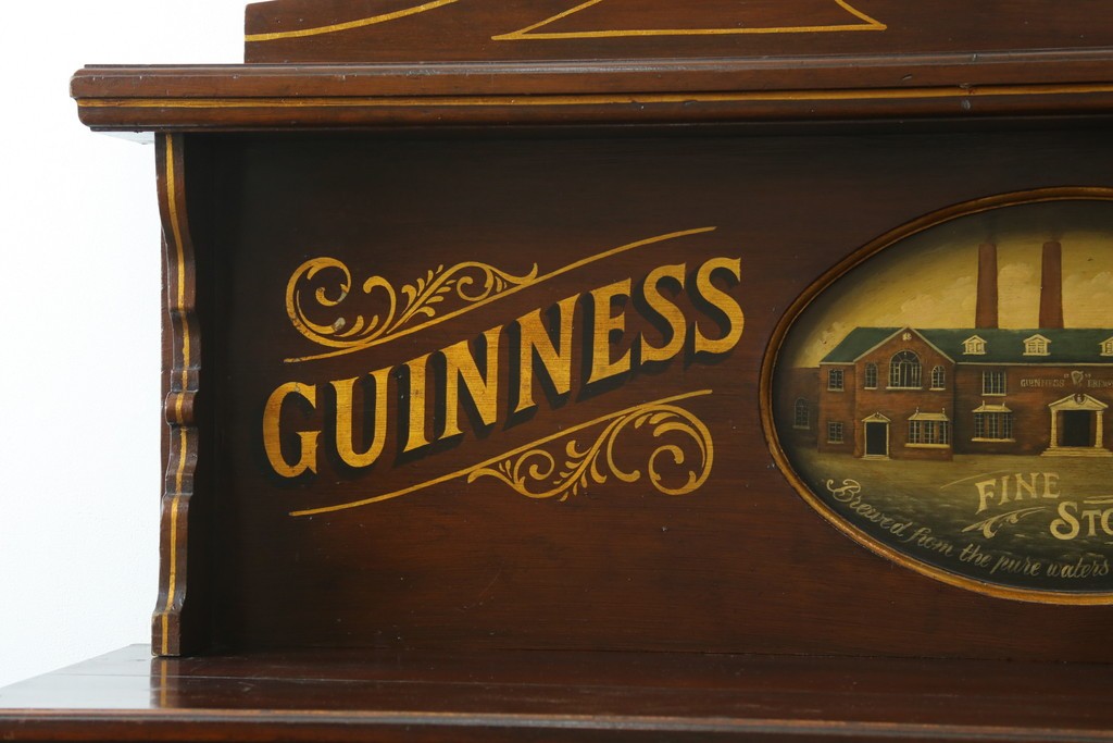 イギリスアンティーク　著名工房ペイント　GUINNESS(ギネス)　ペイント装飾が目を引く重厚なサイドボード　(R-089875)