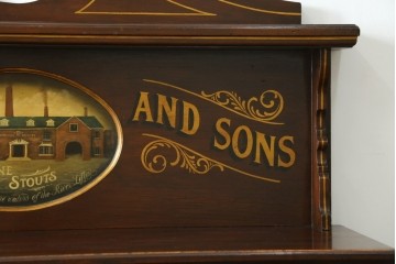 イギリスアンティーク　著名工房ペイント　GUINNESS(ギネス)　ペイント装飾が目を引く重厚なサイドボード　(R-089875)