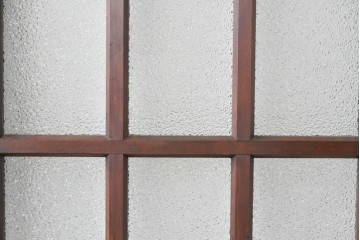 ヴィンテージ建具　昭和中期　格子デザインのガラス入り両開き折れ戸2枚(1対)セット　(R-089879)