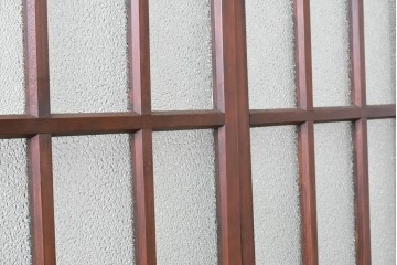 ヴィンテージ建具　昭和中期　格子デザインのガラス入り両開き折れ戸2枚(1対)セット　(R-089879)