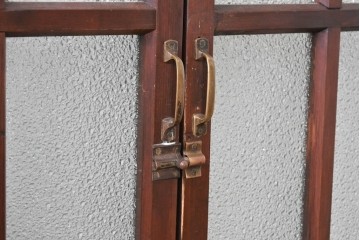 ヴィンテージ建具　昭和中期　格子デザインのガラス入り両開き折れ戸2枚(1対)セット　(R-089879)