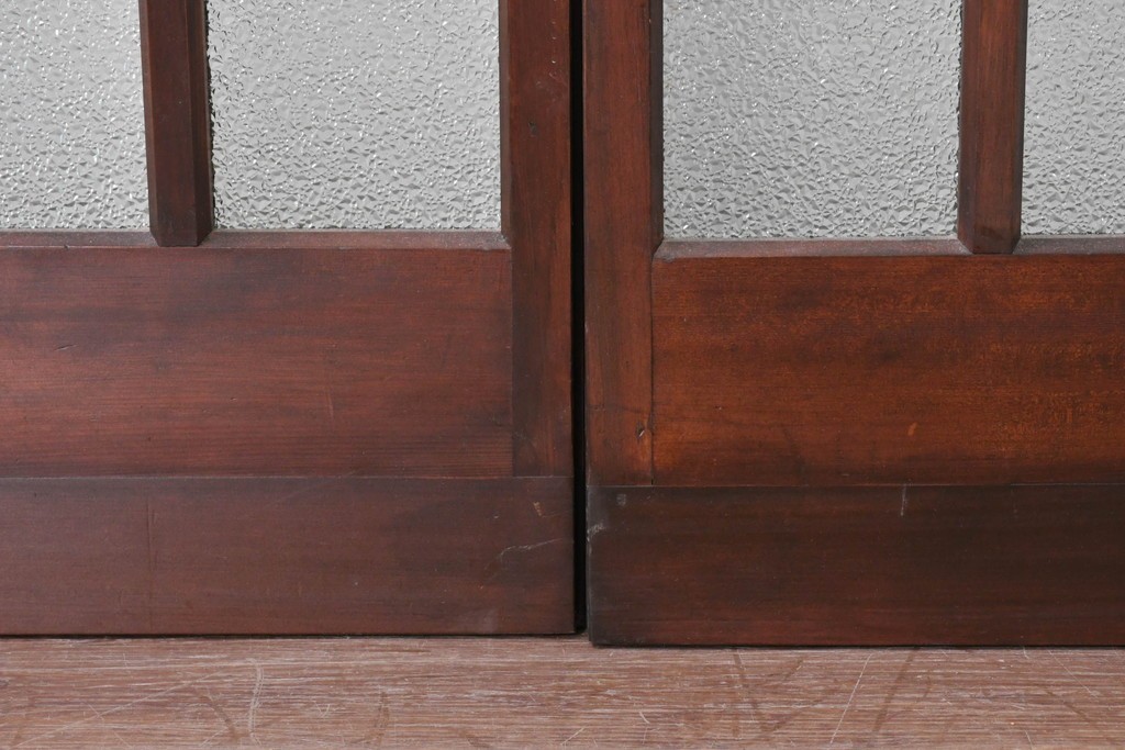 ヴィンテージ建具　昭和中期　格子デザインのガラス入り両開き折れ戸2枚(1対)セット　(R-089879)