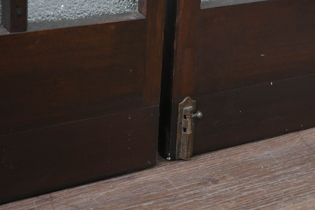 ヴィンテージ建具　昭和中期　格子デザインのガラス入り両開き折れ戸2枚(1対)セット　(R-089879)