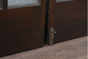ヴィンテージ建具　昭和中期　格子デザインのガラス入り両開き折れ戸2枚(1対)セット　(R-089879)