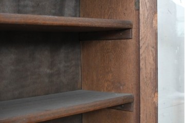 イギリスアンティーク　オーク材　彫り装飾とガラス扉が上品なブックケース　(R-089880)