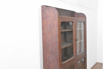 イギリスアンティーク　オーク材　彫り装飾とガラス扉が上品なブックケース　(R-089880)