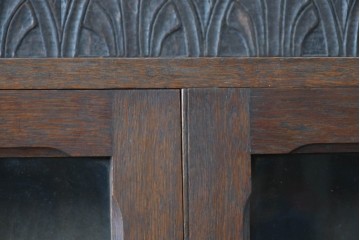 イギリスアンティーク　オーク材　彫り装飾とガラス扉が上品なブックケース　(R-089880)